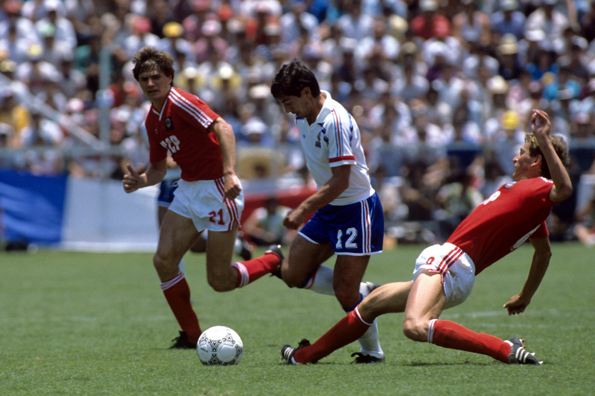 Матч ЧС-1986 між СРСР і Францією завершився нічиєю 1:1. Автор диво-голу Василь Рац (зліва) та Павло Яковенко (справа) проти Алена Жіресса
