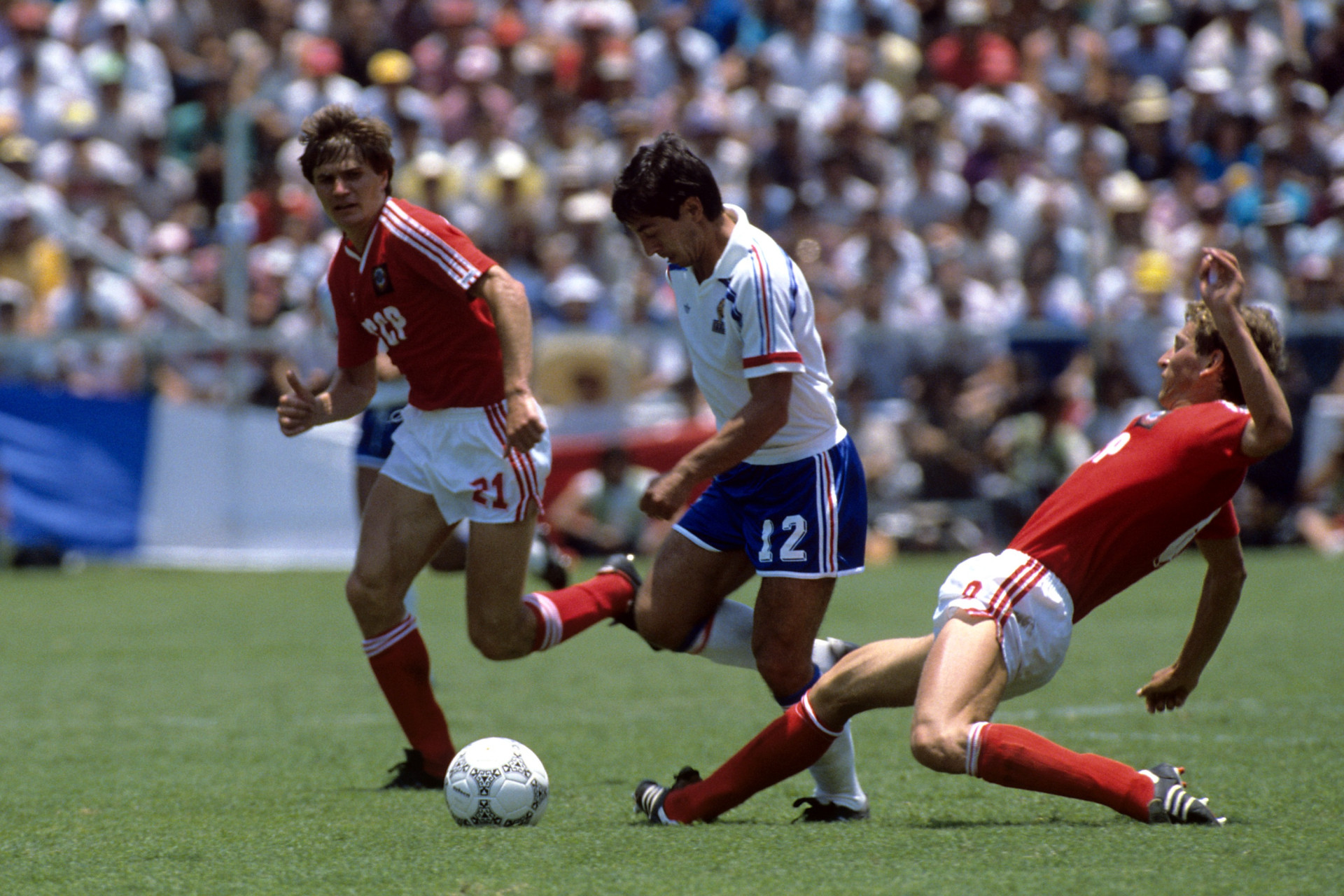 Матч ЧМ-1986 между СССР и Францией завершился ничьей 1:1. Автор чудо-гола Василий Рац (слева) и Павел Яковенко (справа) против Алена Жиресса