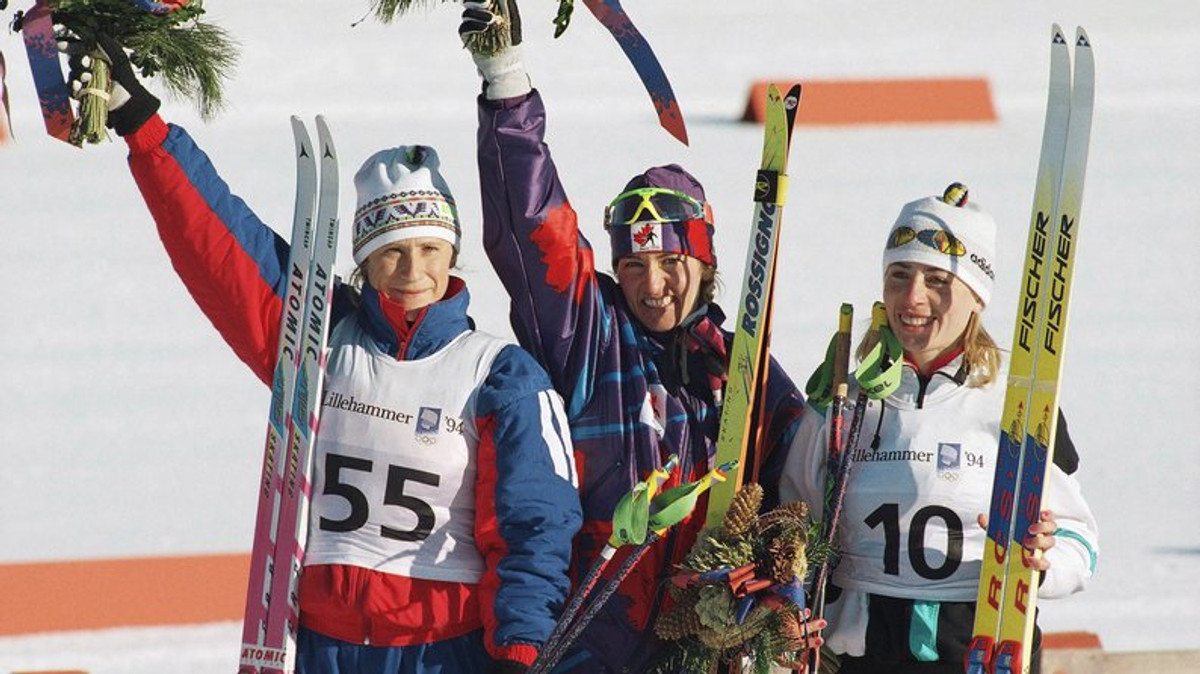 Валентина Цербе (праворуч) на олімпійському п'єдесталі Ліллегаммера-1994