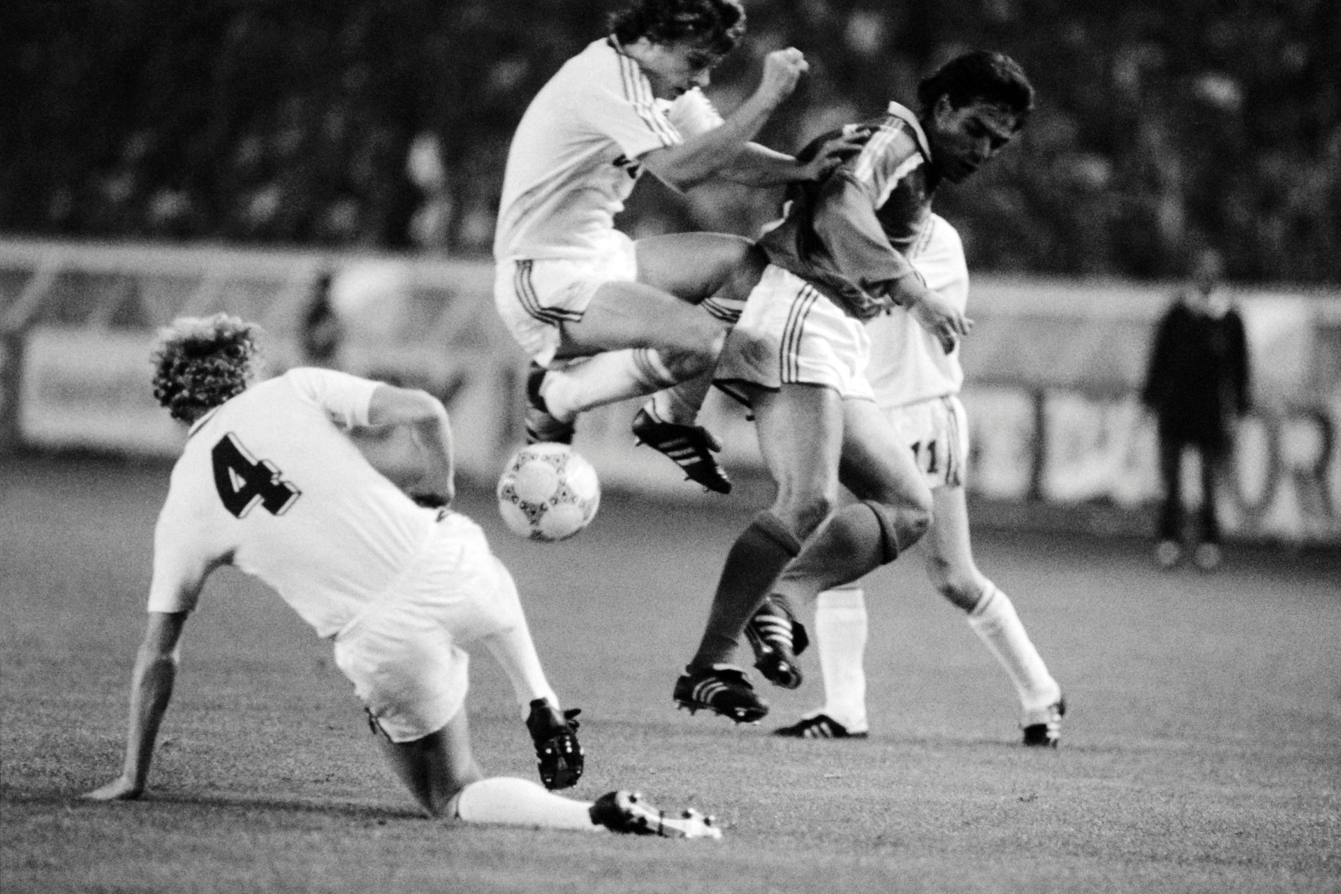 Олег Кузнецов (№4), Александр Заваров (в прыжке) и Игорь Беланов (№11) против Мануэля Амороса