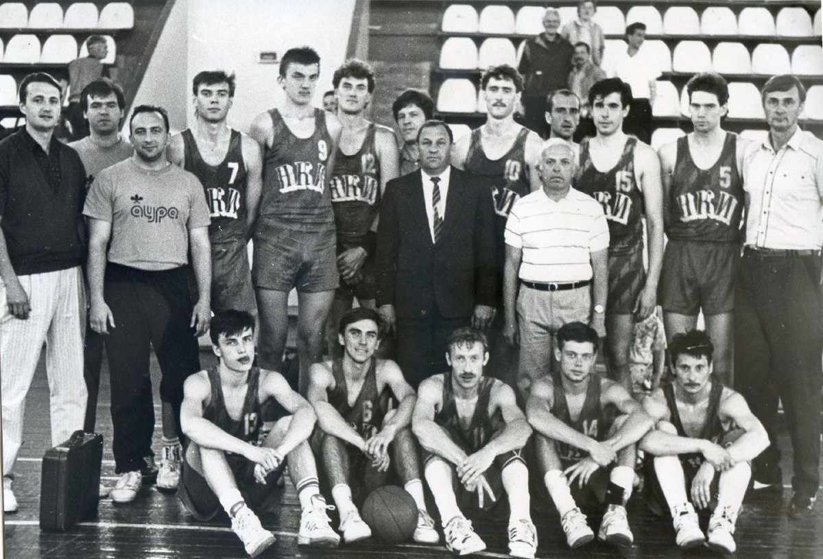 Валентин Берестнєв (крайній ліворуч). Сезон-1992.