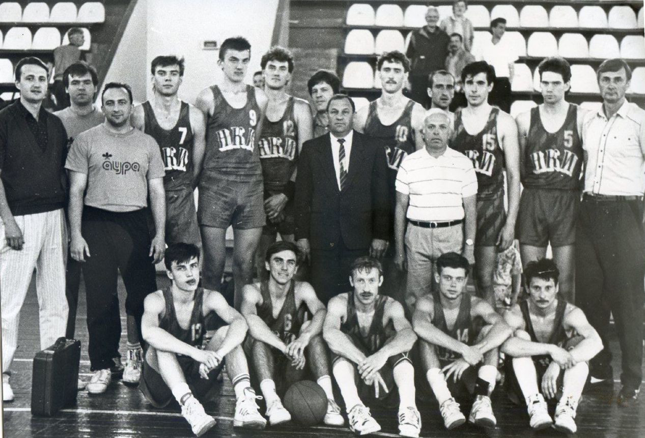 Валентин Берестнєв (крайній ліворуч). Сезон-1992.