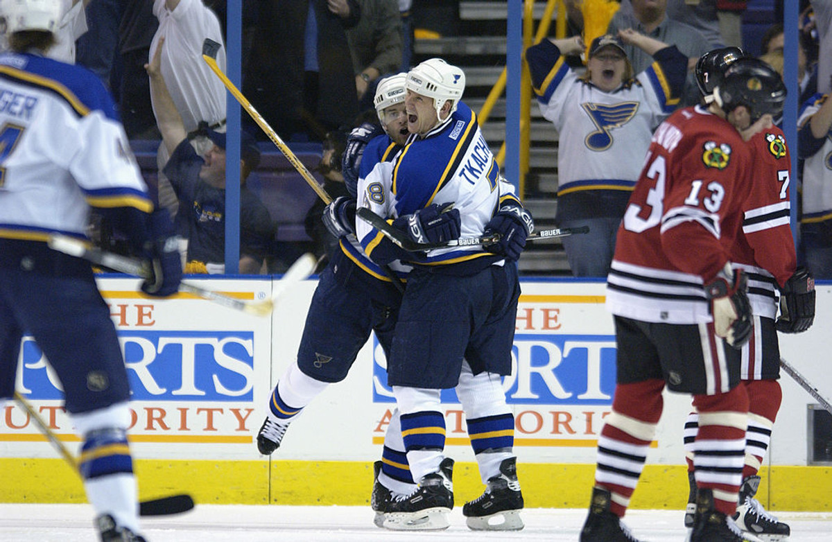 Кит Ткачук празднует одну из более 500 заброшенных шайб в НХЛ