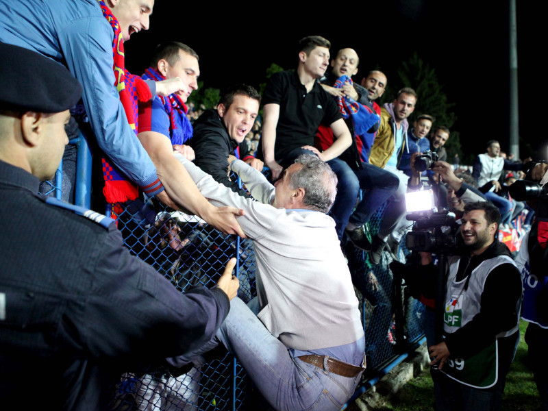 Bokali celebrates with fans, digisport.ro
