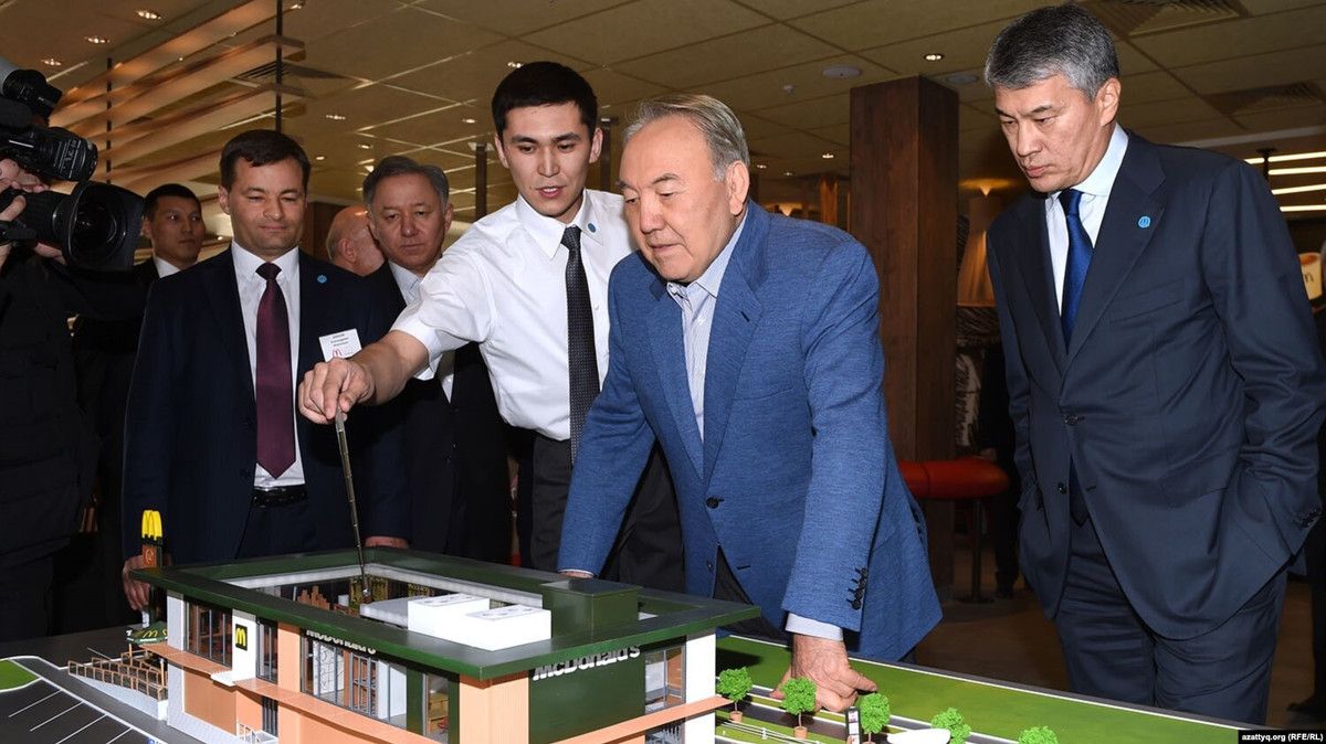 Експрезидент Казахстану Нурсултан Назарбаєв та Кайрат Боранбаєв (праворуч) розглядають макет ресторану McDonald’s в Астані, 2016 рік. Фото - azattyq.org