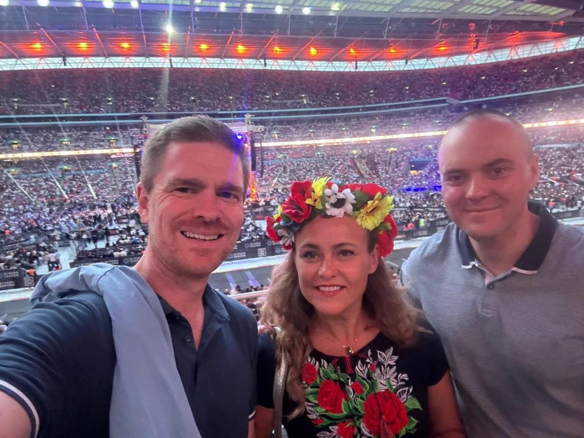 Наталія Підлубна-Фауш вболівала за Усика на Вемблі в українському національному наряді в компанії британців