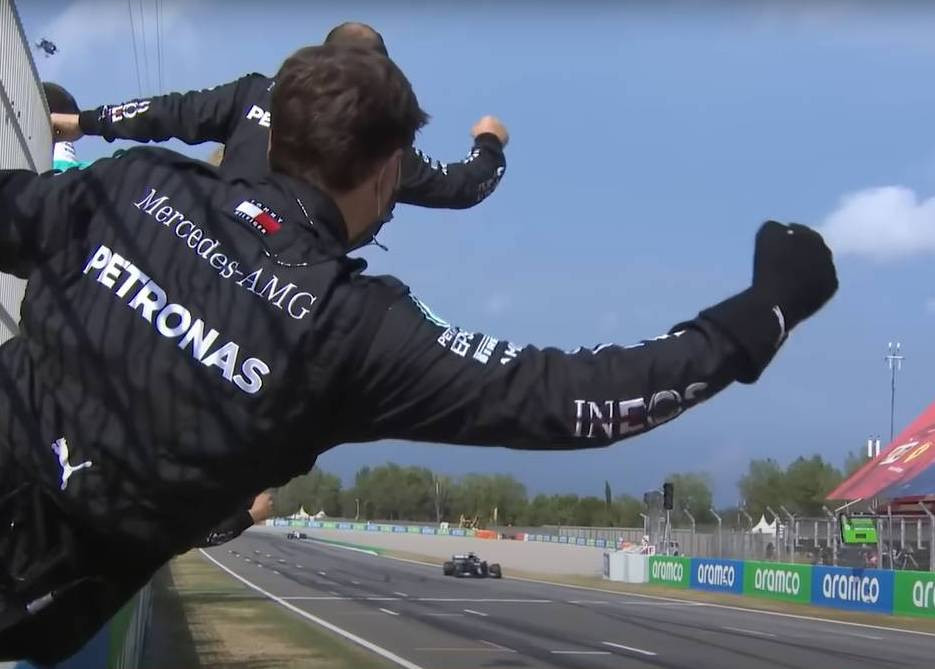 Гран-при Испании 2020: механики Мерседеса празднуют очередную победу Льюиса Хамильтона