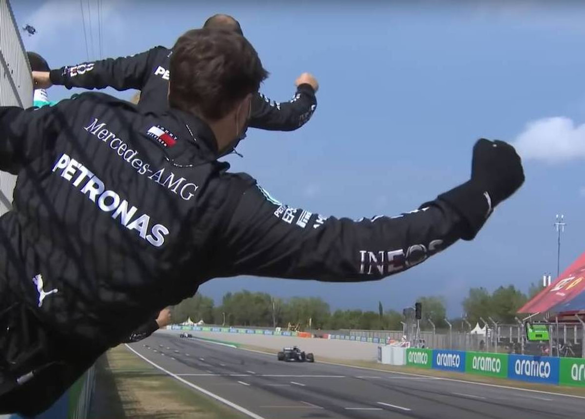 Гран-прі Іспанії 2020: механіки Мерседеса святкують чергову перемогу Льюїса Гамільтона