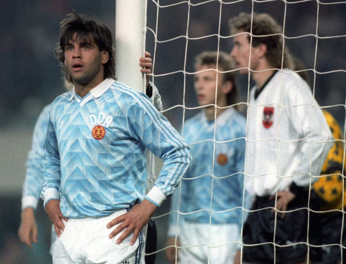 Ульф Кірстен у матчі проти Австрії. На задньому плані – Тоні Польстер