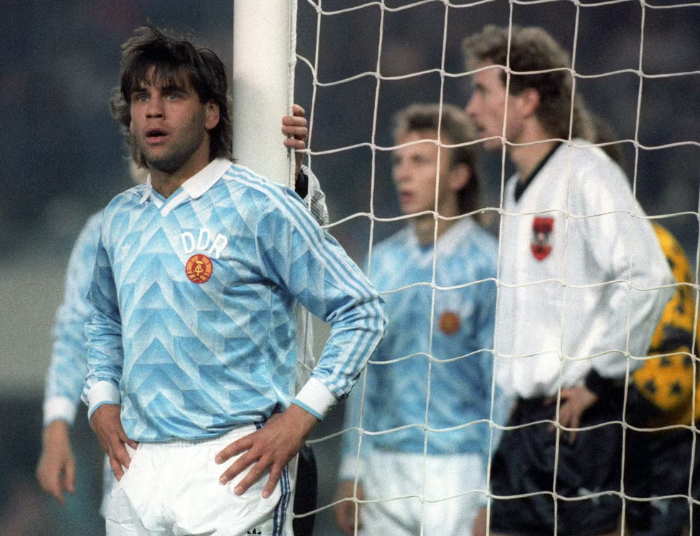 Ульф Кірстен у матчі проти Австрії. На задньому плані – Тоні Польстер