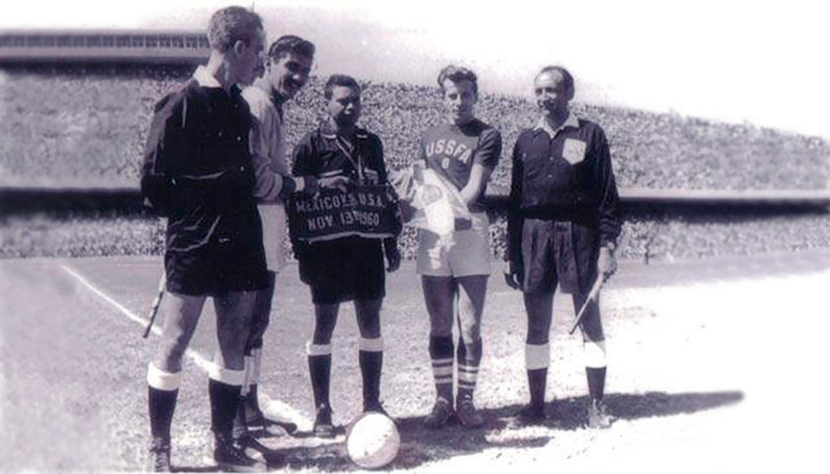 Зенон Снилик (другий справа) перед матчем з Мексикою