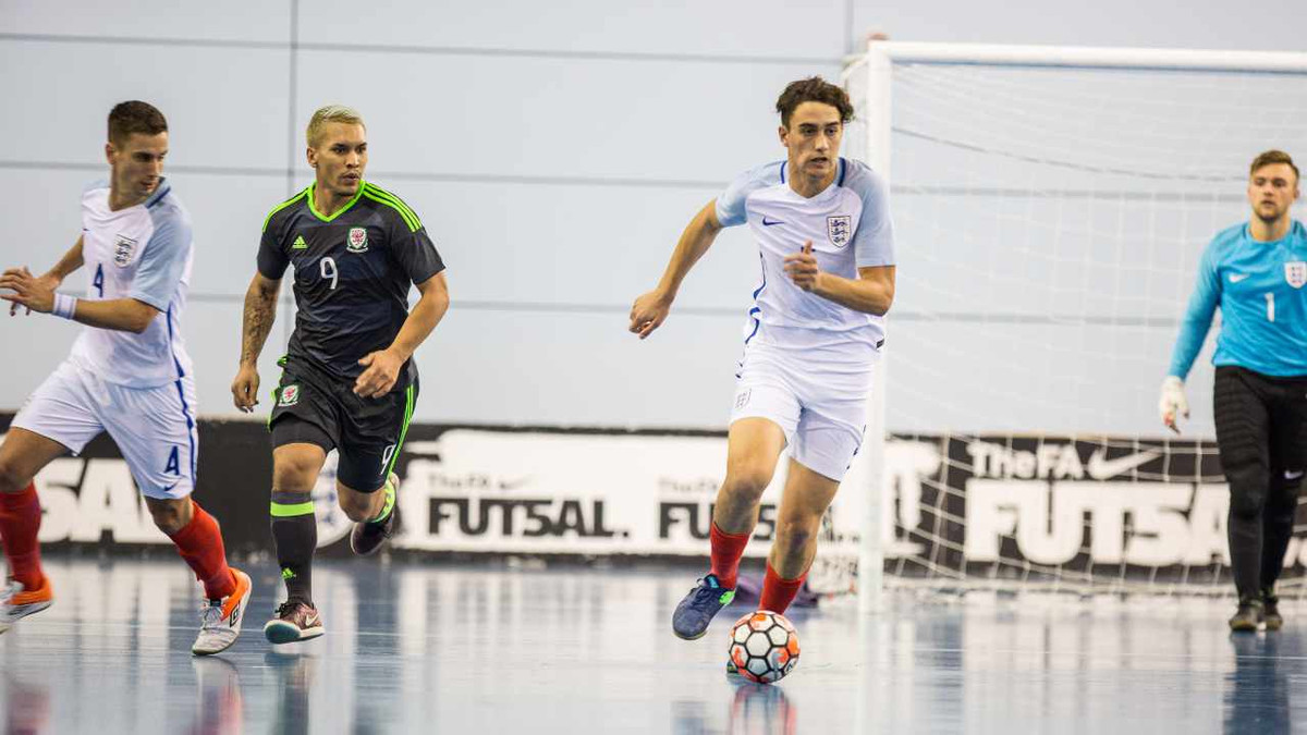 Макса Кілмана плітки сватали в збірну України, однак він був заграний за футзальну збірну Англії