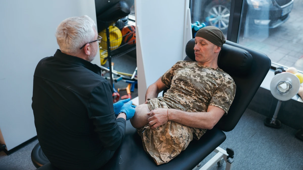 Євген Пугачов втратив обидві ноги на війні. Сьогодні він вчиться жити заново і хоче отримати протези