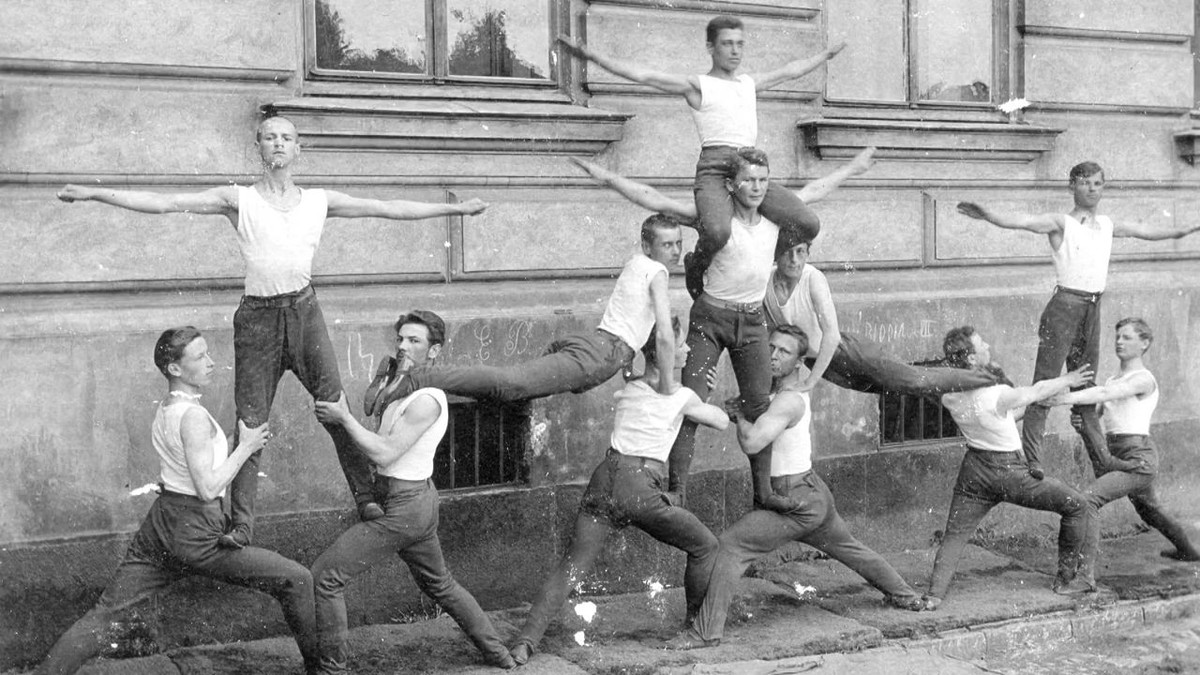 Ученики Львовской академической гимназии во время занятий физкультурой. 1901 год.