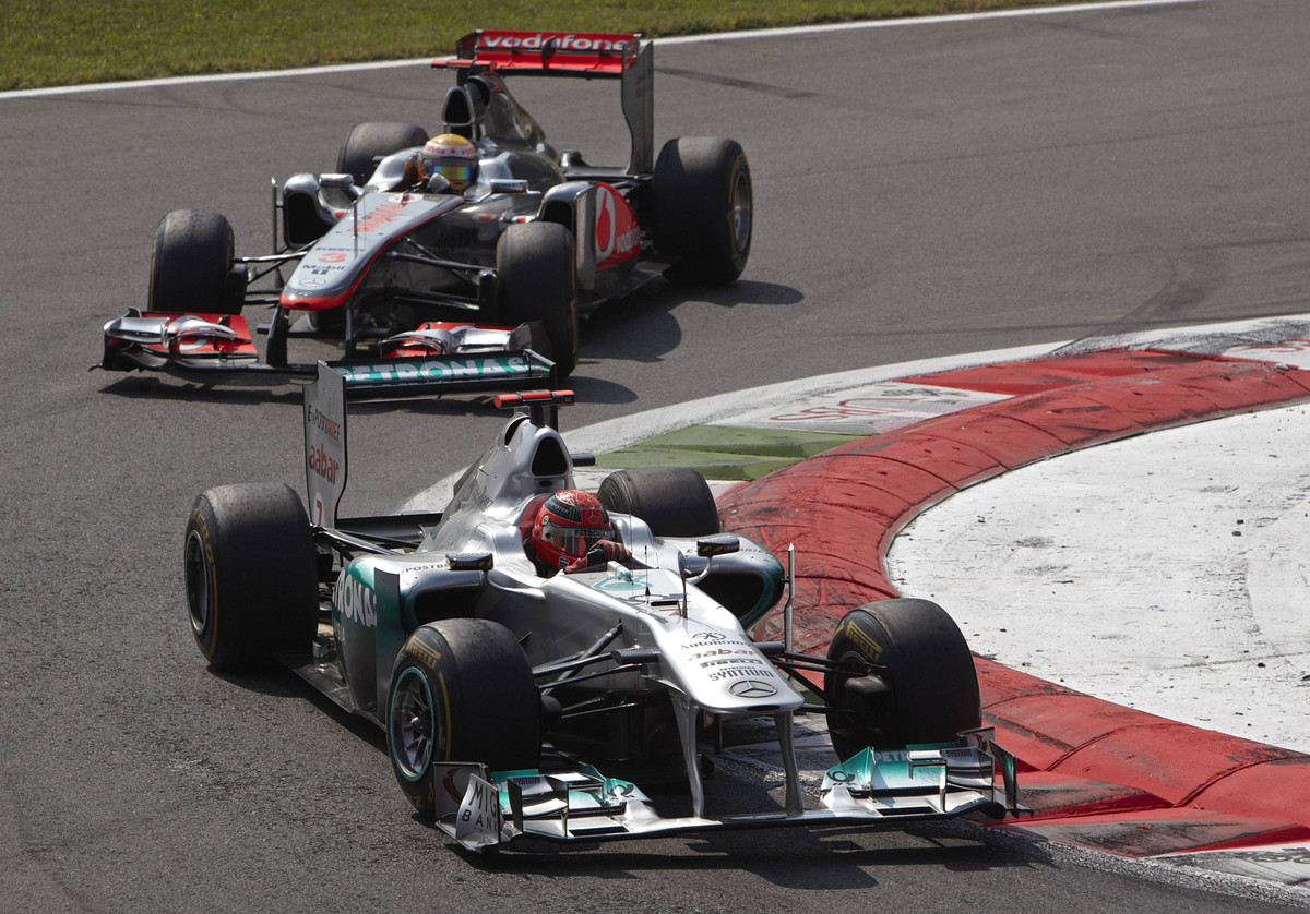 Михаэль Шумахер сдерживает Льюиса Хамильтона на Гран-при Италии 2011