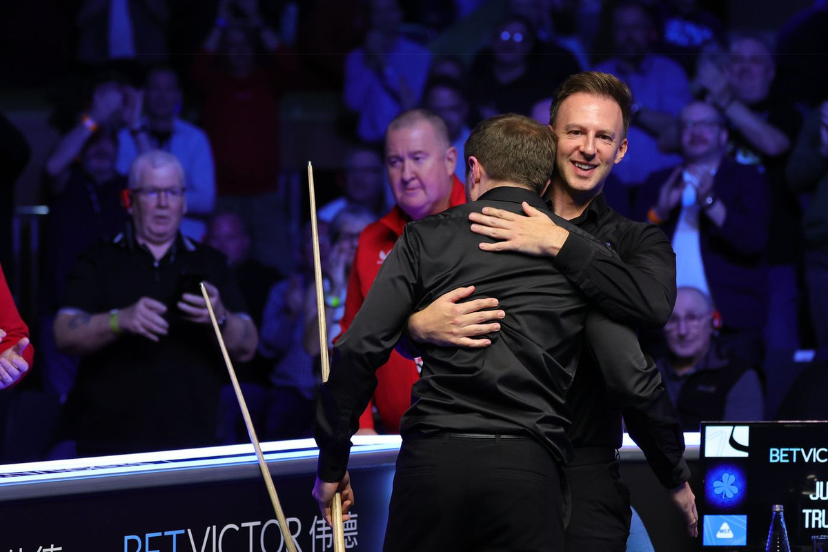 Джадд Трамп вітає Джека з перемогою