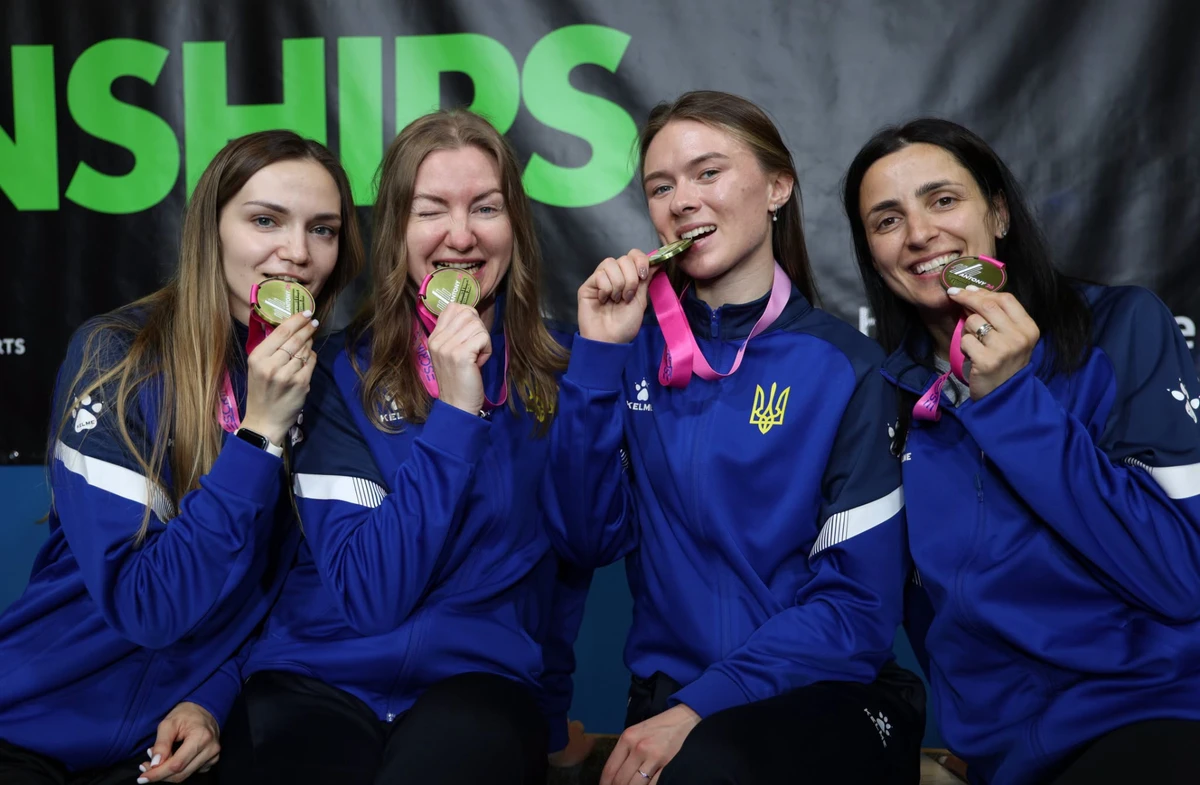 Зліва – направо: Інна Бровко, Олена Кривицька, Анна Максименко та Яна Шемякіна з бронзовими медалями чемпіонату Європи в командній шпазі