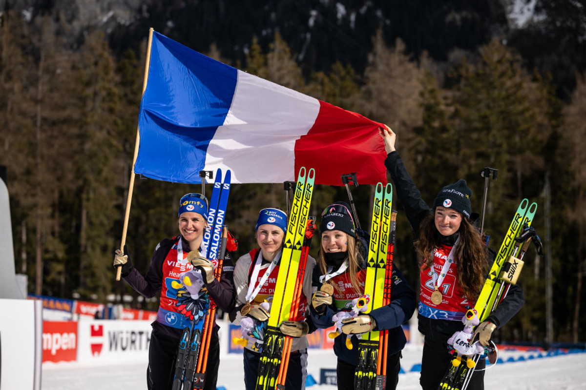Жюлія Сімон (ліворуч) із партнерками по збірній Франції