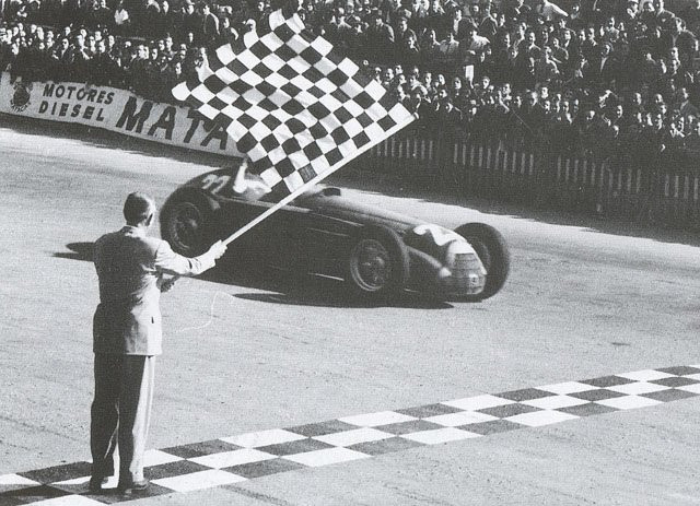 Хуан Мануэль Фанхио побеждает на Гран-при Испании 1951 и становится чемпионом мира