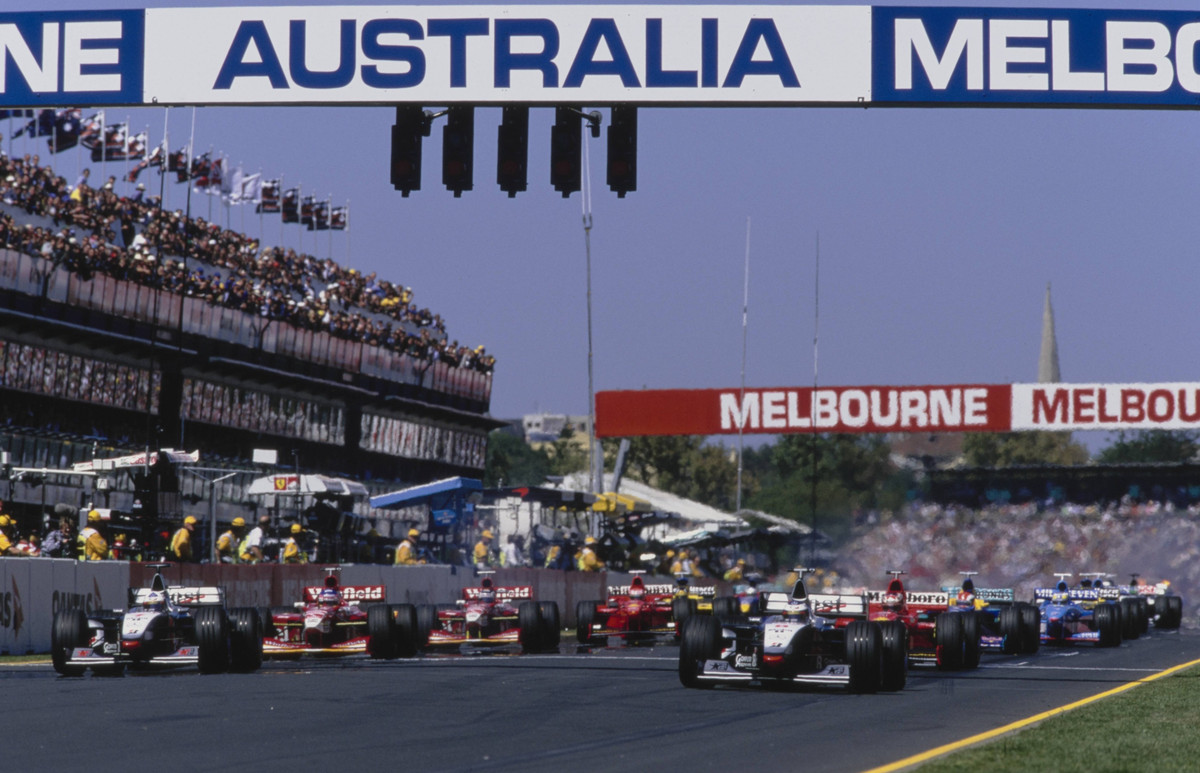 Два боліди Макларен на першому стартовому ряду Гран-прі Австралії 1998 року
