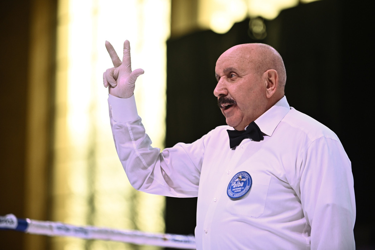 Рефері відраховує нокдаун