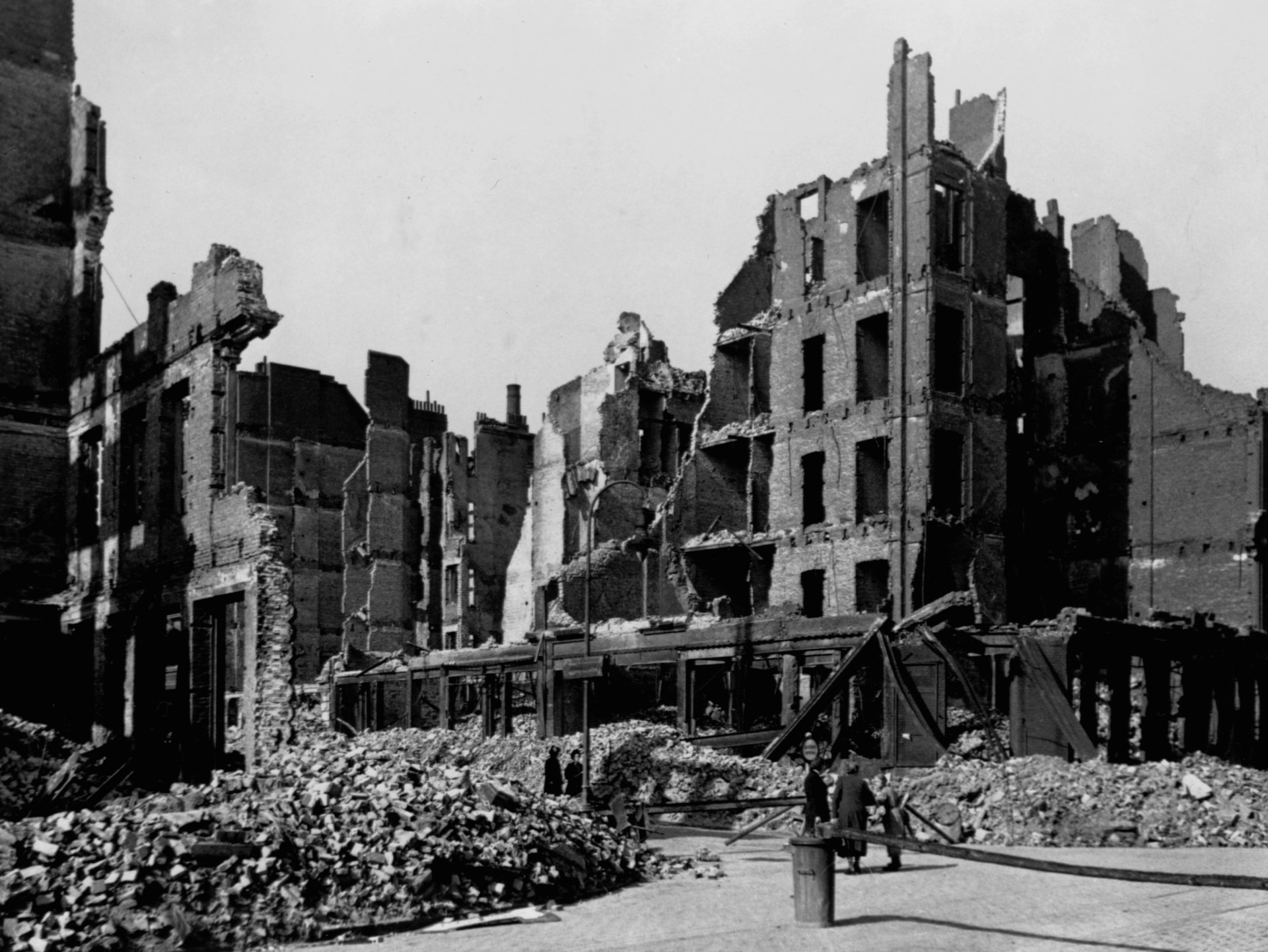 Разрушенные жилые дома - последствия террора мирных жителей устроенного ВВС Великобритании и США