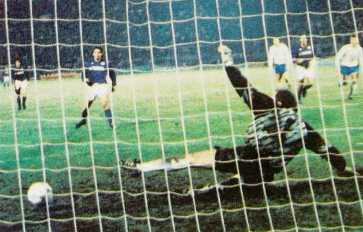 Цей гол Роберто Баджо (у фіолетовому) у ворота Віктора Чанова вирішив долю протистояння Фіорентини з київським Динамо у 1989-му