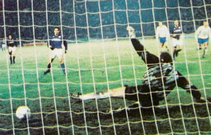 Цей гол Роберто Баджо (у фіолетовому) у ворота Віктора Чанова вирішив долю протистояння Фіорентини з київським Динамо у 1989-му