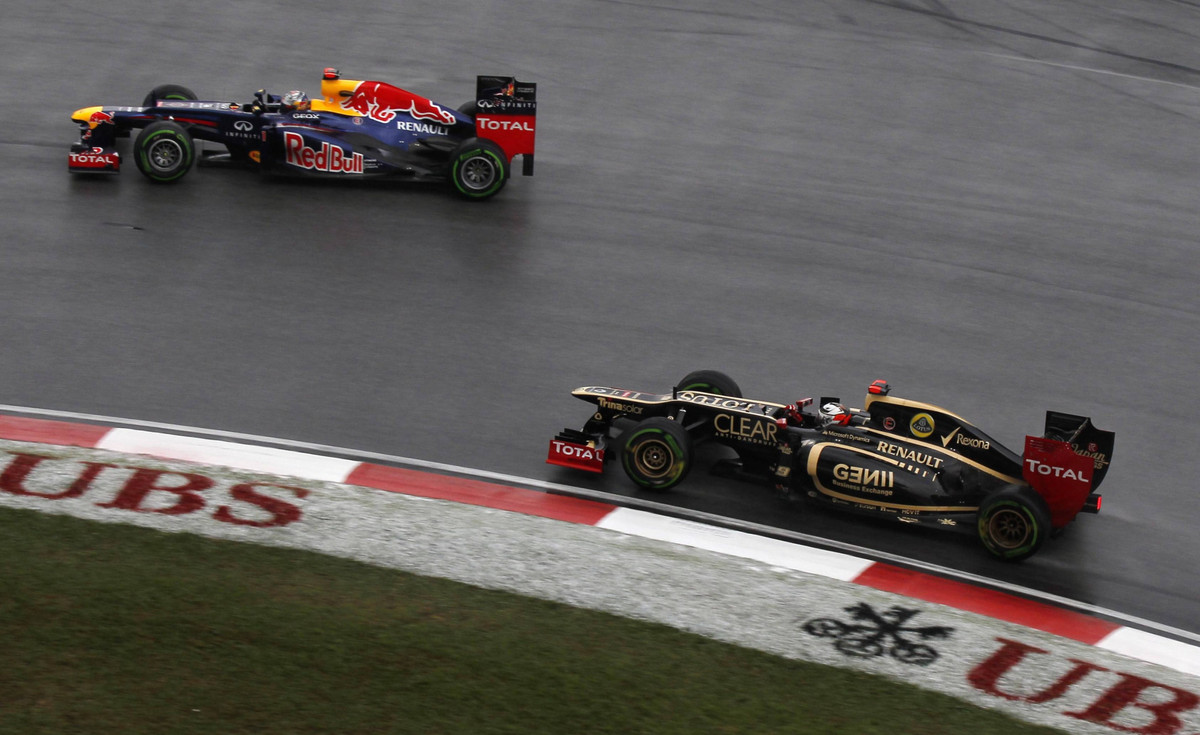 2012 рік, боліди Ред Булл і Лотус, оснащені моторами Рено