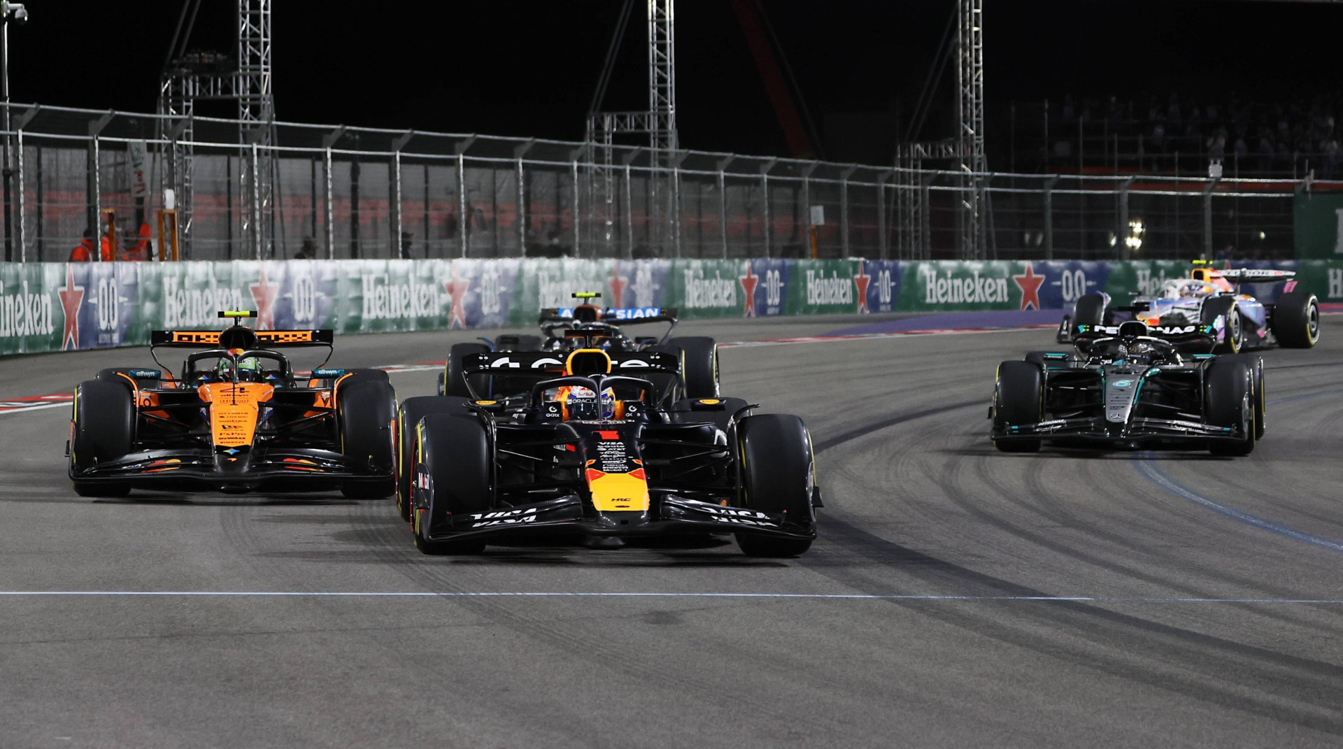 Макс Ферстаппен виходить у лідери перегонів на першому колі Гран-прі Лас-Вегаса