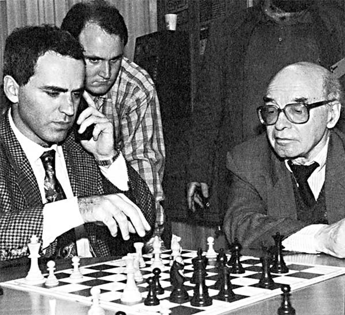 Давид Бронштейн (справа) и Гари Каспаров (справа) и Гари Каспаров