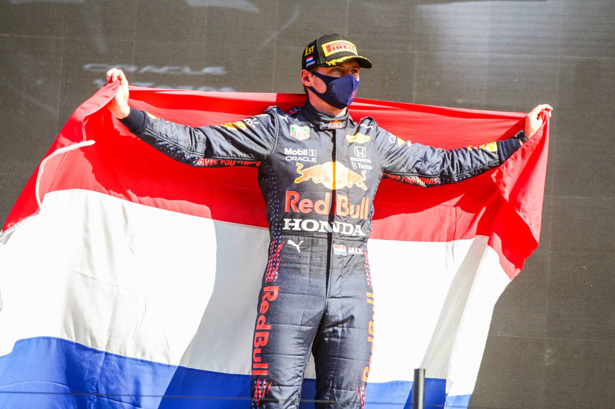 Макс Ферстаппен на подиуме Гран-при Нидерландов 2021