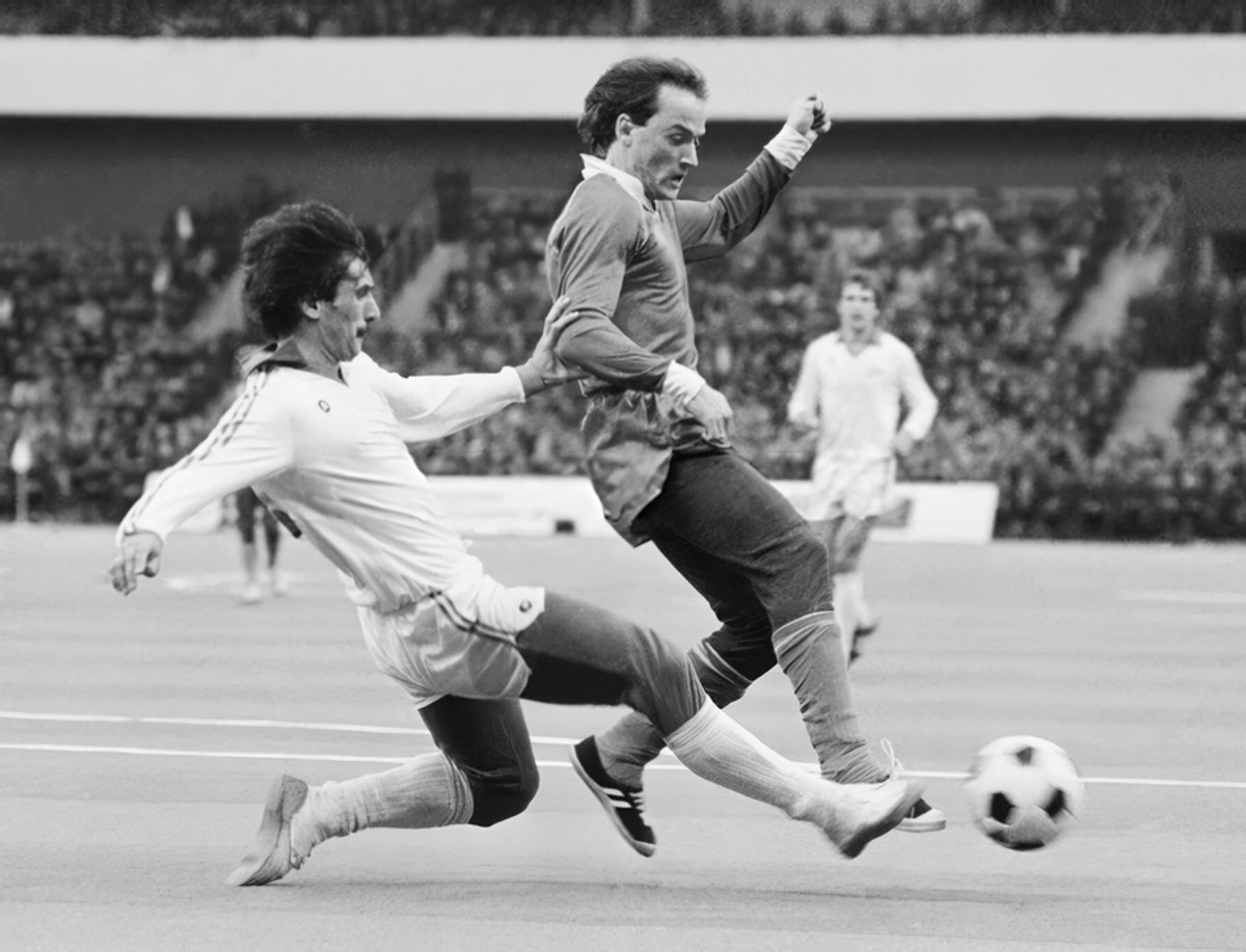 Ігор Бєланов (праворуч) проривається до воріт суперника у сарайній грі чемпіонату СРСР