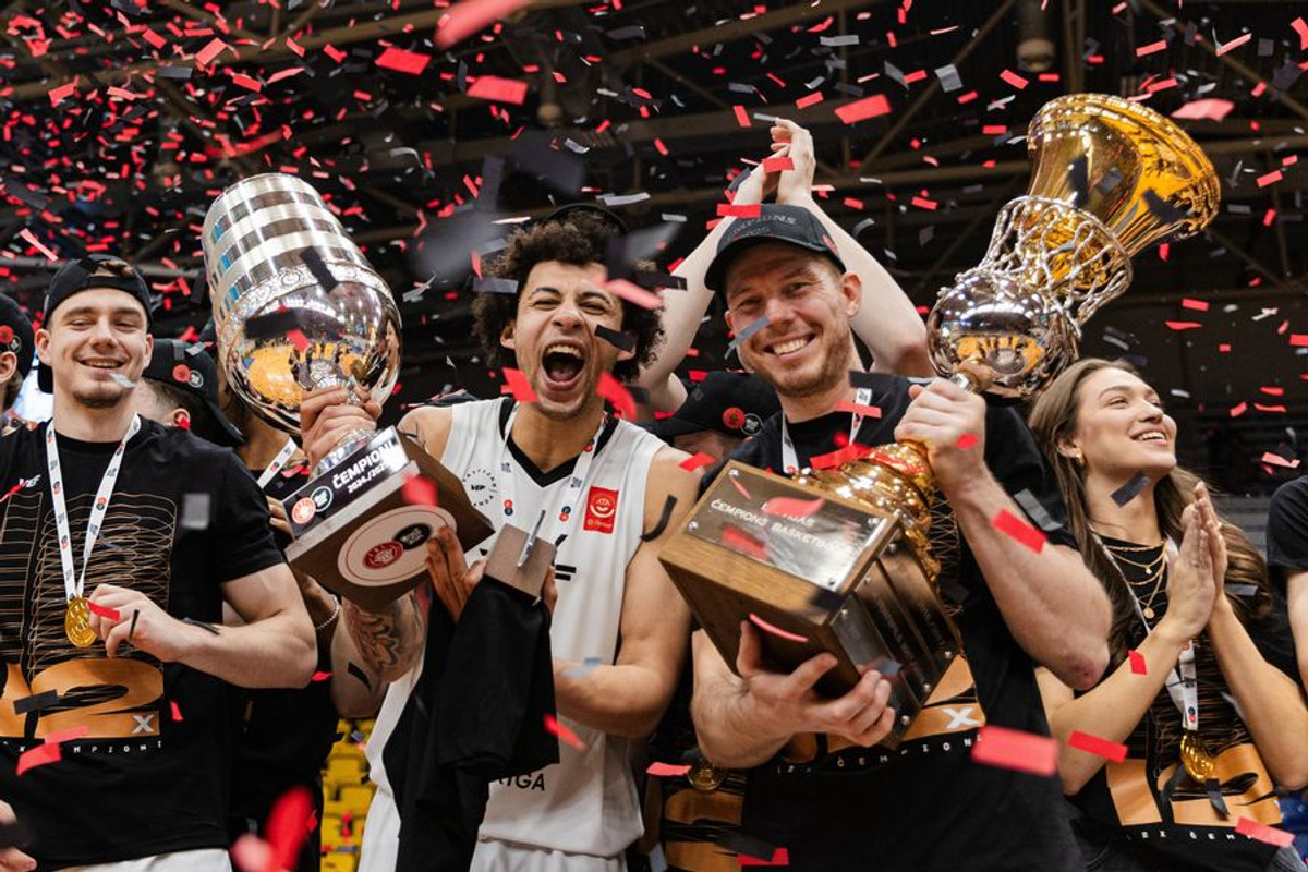 Іссуф Санон і MVP фіналу Дайріс Бертанс