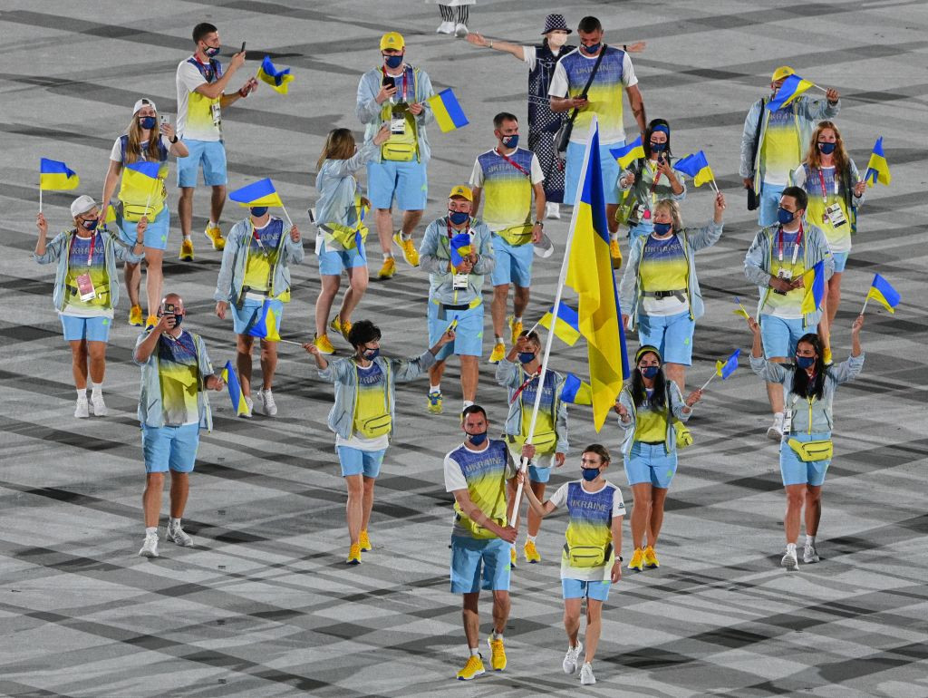 Богдан Никишин и Елена Костевич несут флаг Украины на Играх-2020