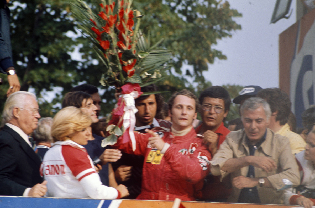 Ники Лауда празднует чемпионский титул в 1975 году