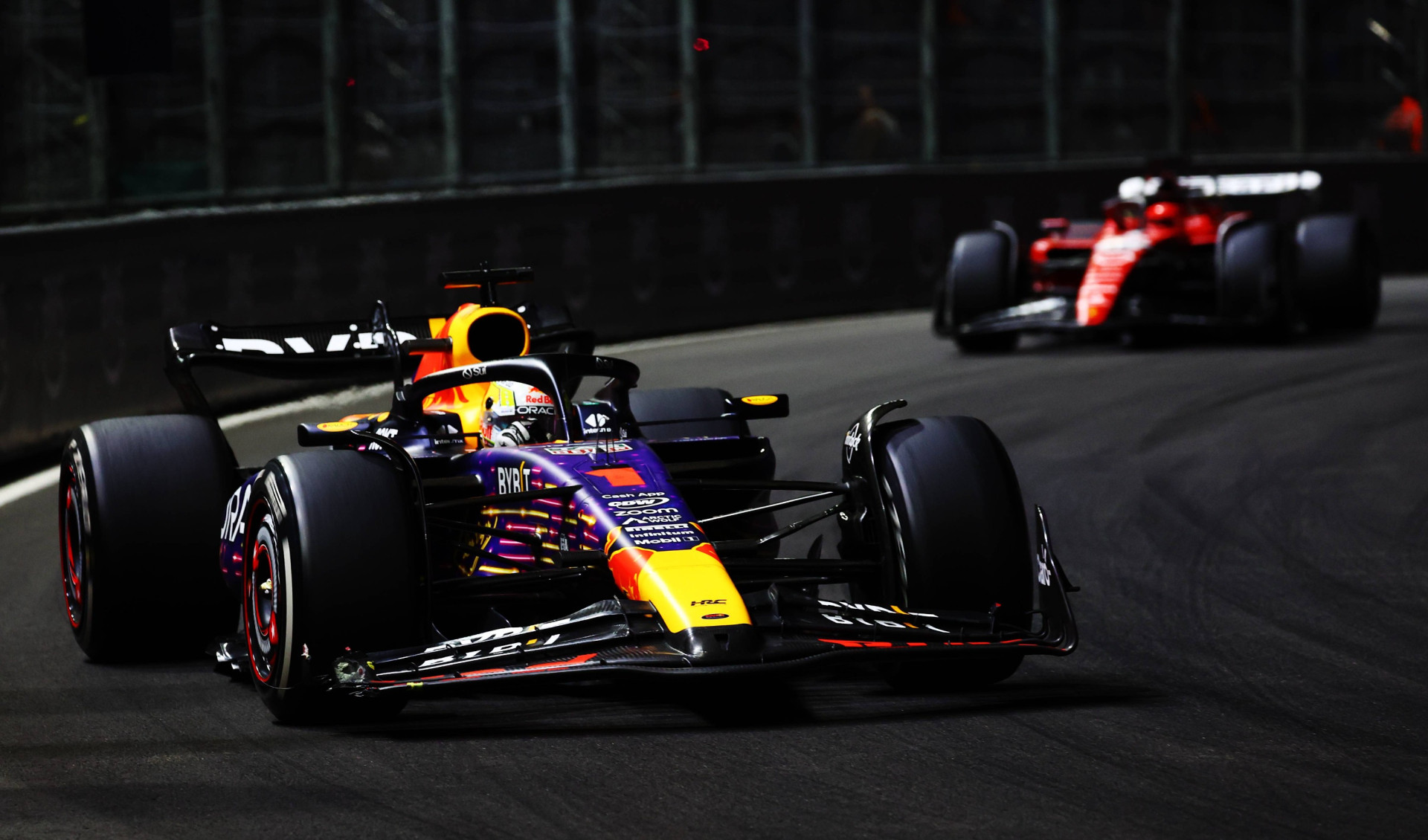 Макс Ферстаппен і Шарль Леклер (на фону)