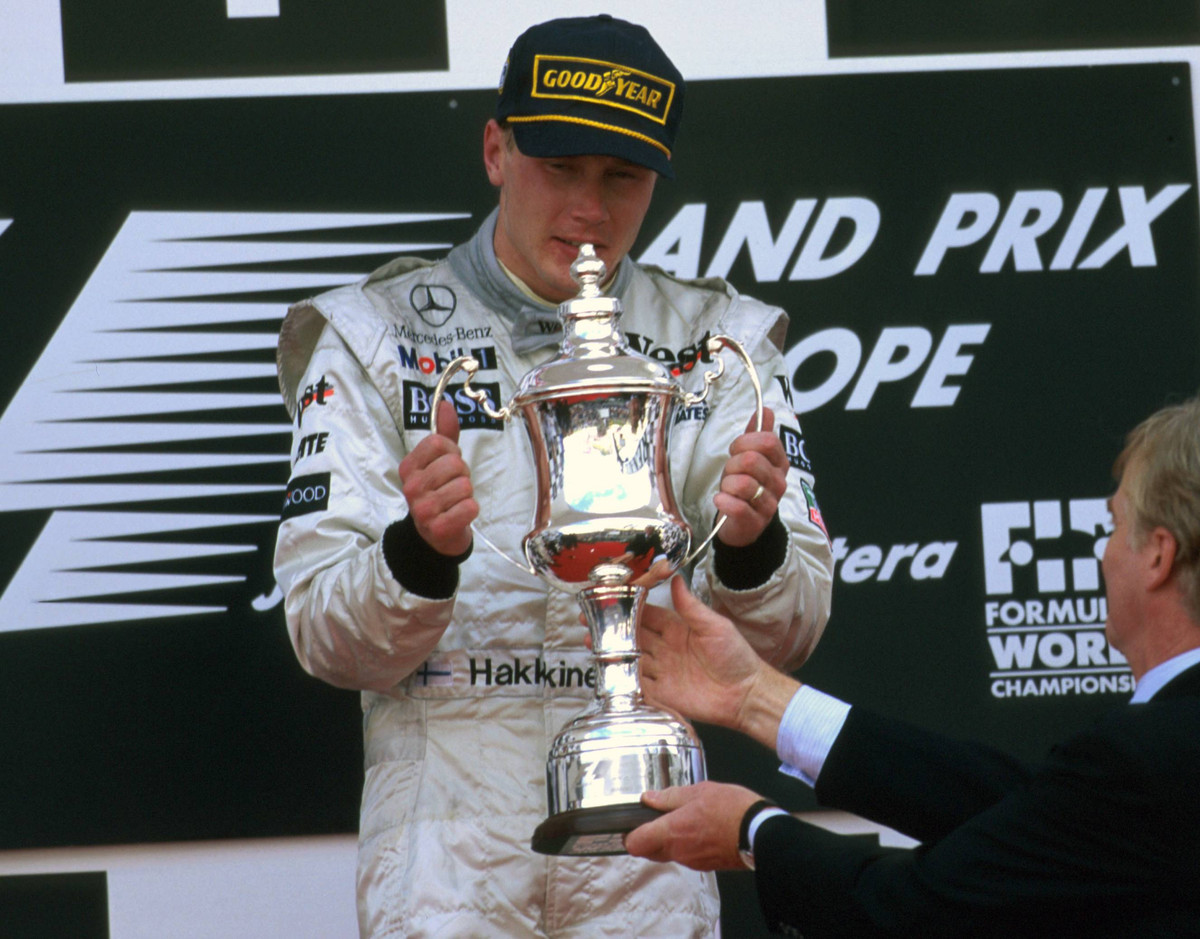 Міка Гаккінен отримує кубок за першу перемогу