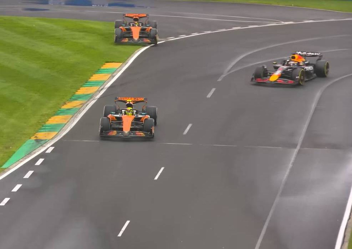 Оскар Піастрі із заносом вилітає за межі траси, поки Ландо Норріс і Макс Ферстаппен їдуть уперед.