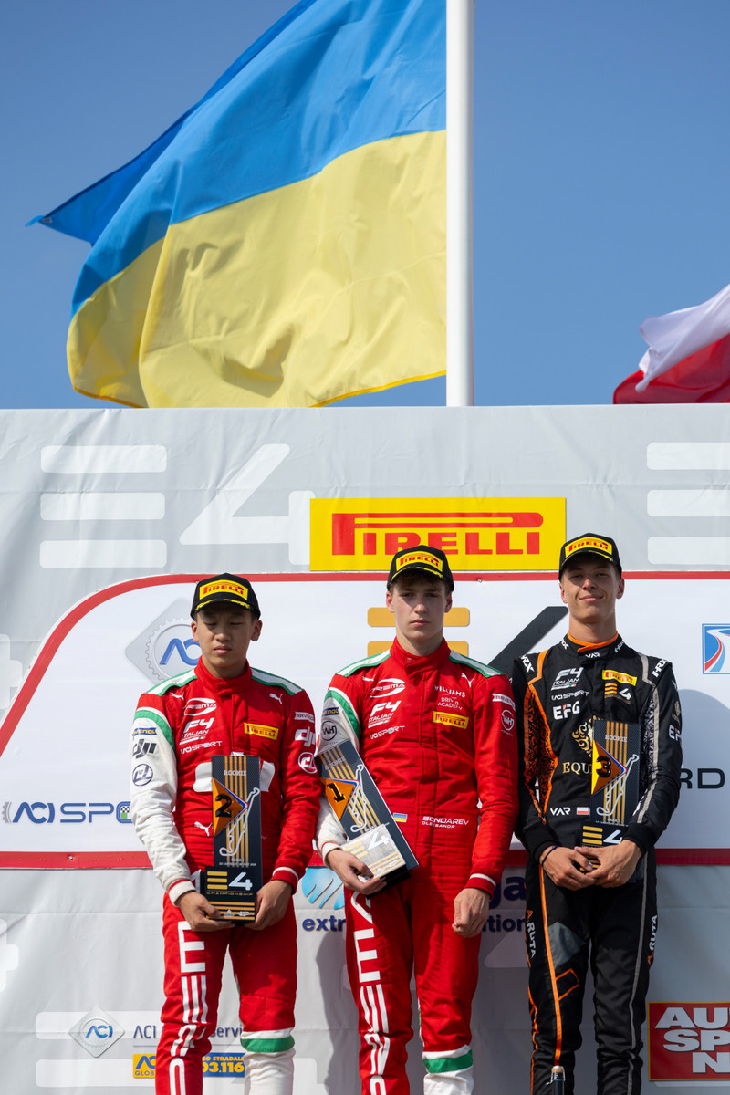 Олександр Бондарев (по середині) після перемоги в гонці новачків у E4