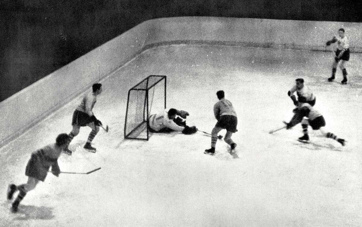 Гарміш-Пантеркірхен, 1936 рік. За мить у ворота канадців влетить шайба від британця Геррі ДЕЙВІ (в центрі). Цей гол вирішить долю хокейного турніру Олімпіади