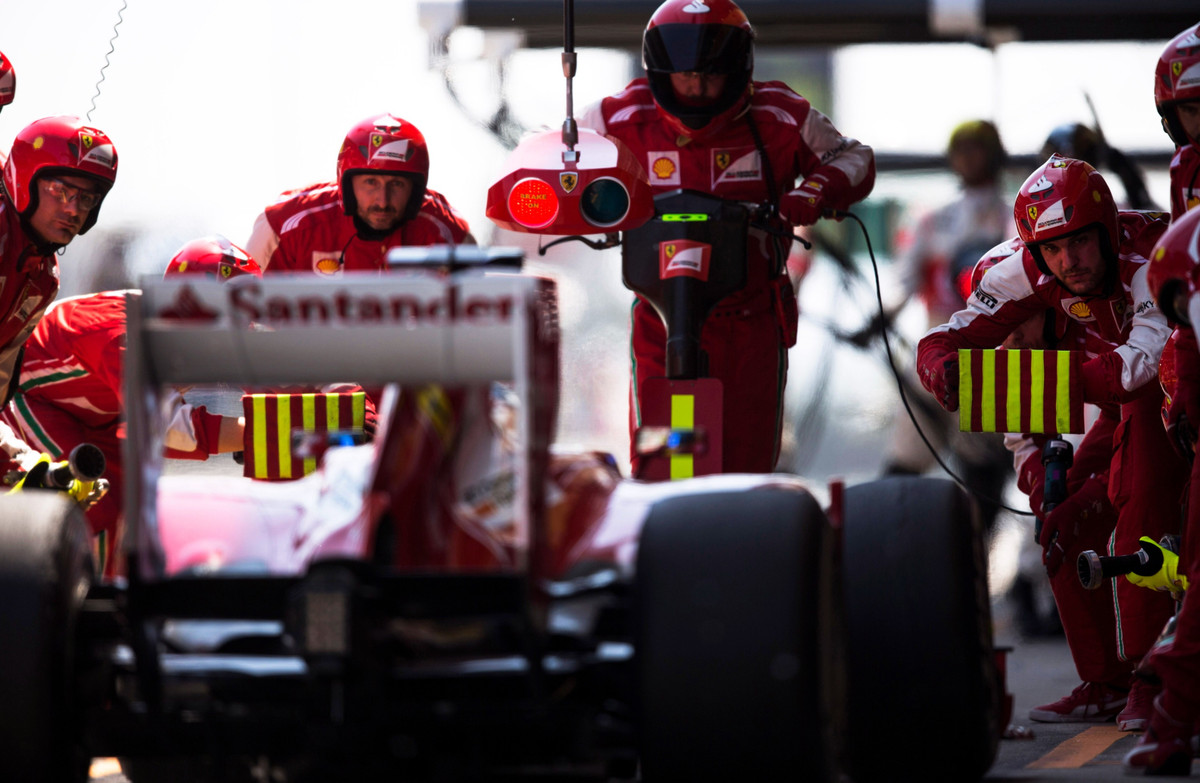 Фернандо Алонсо здійснює четвертий піт-стоп на Гран-прі Іспанії 2013