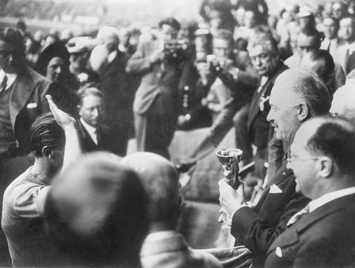Джузеппе Меацца отримує Кубок світу-1938 із рук Альбера Лебрюна
