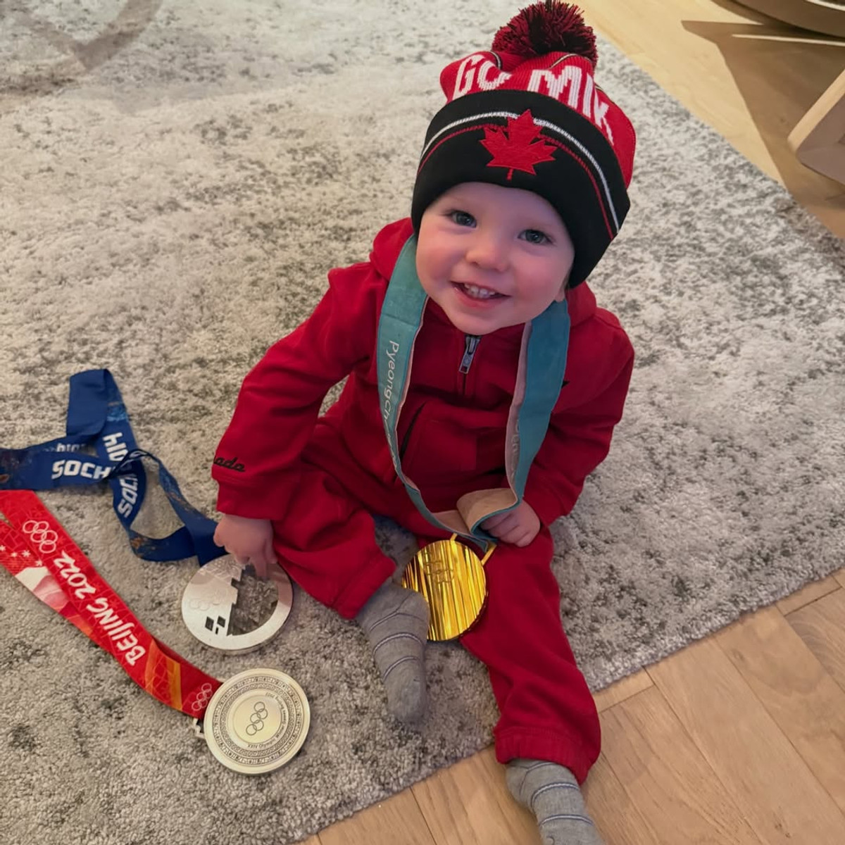 Син Мікаеля Кінгсбері з олімпійськими медалями батька