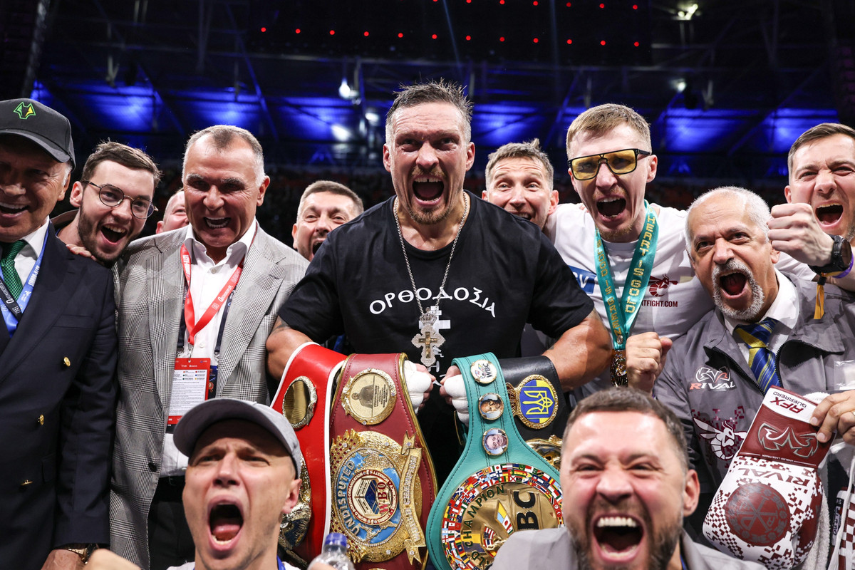 Александр Усик со своей командой после победы над Даниэлем Дюбуа