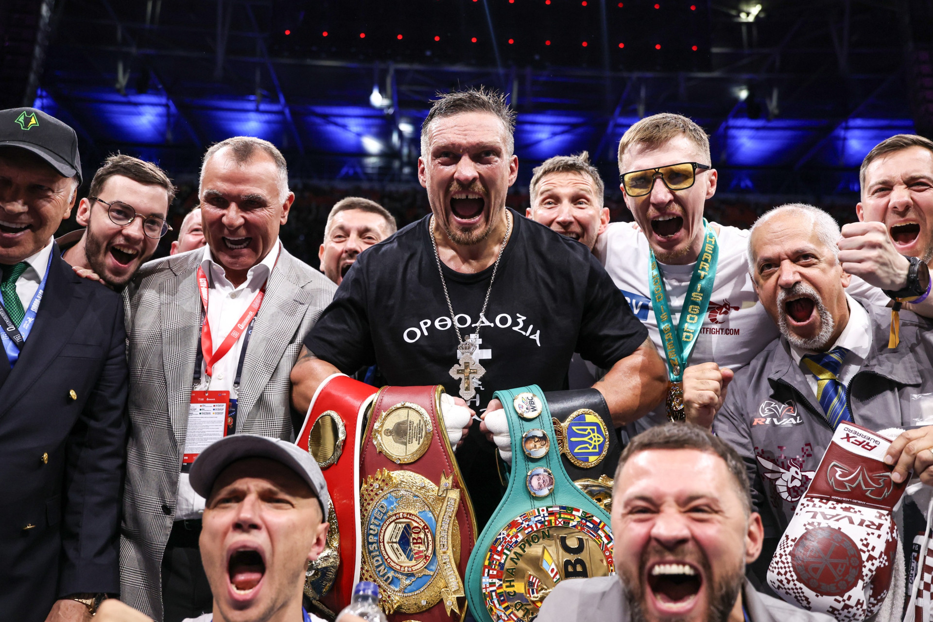 Олександр Усик зі своєю командою після перемоги над Даніелем Дюбуа