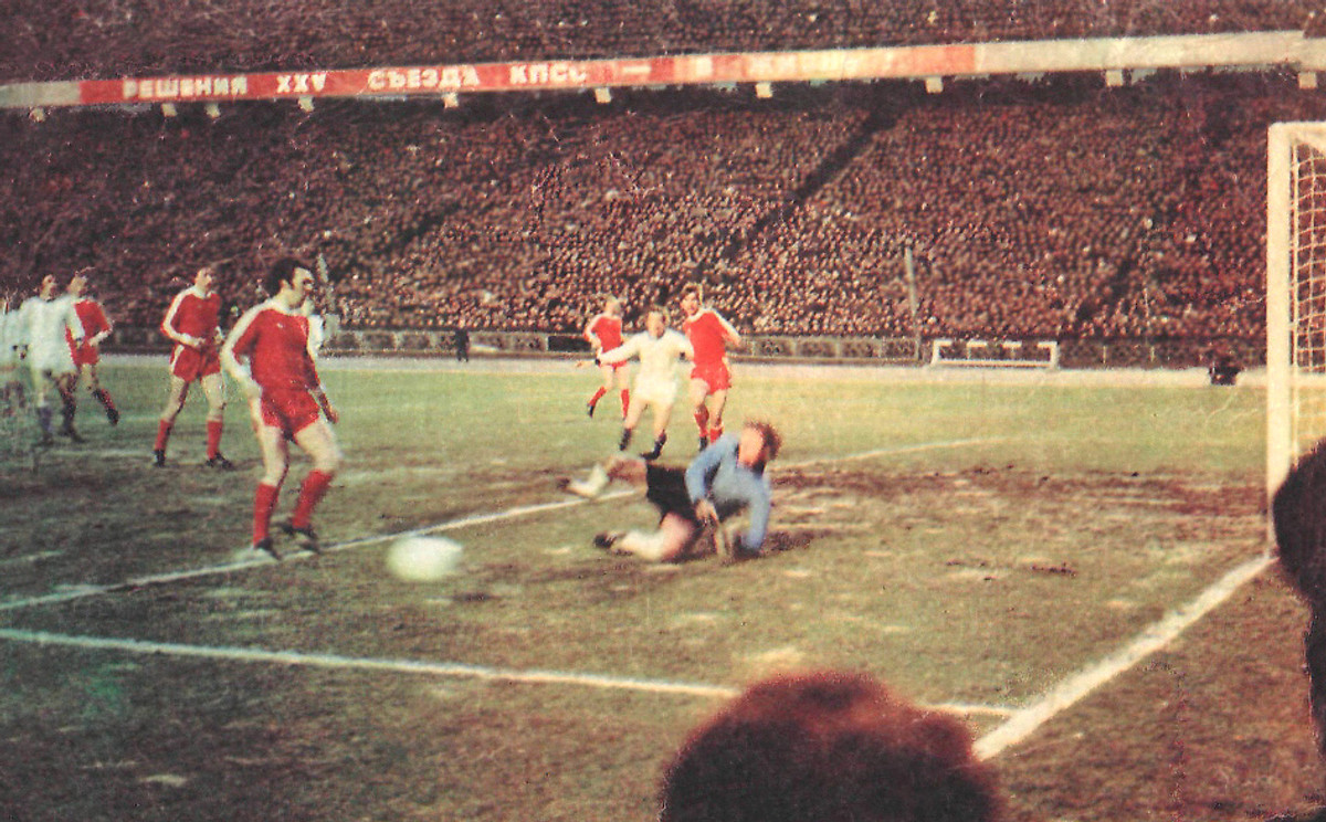Березень 1977 року. Динамо Київ – Баварія Мюнхен. Поле Республіканського стадіону стало плямистим від піщаних лунок