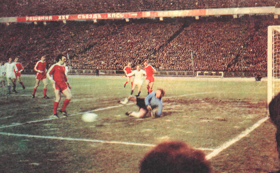 Березень 1977 року. Динамо Київ – Баварія Мюнхен. Поле Республіканського стадіону стало плямистим від піщаних лунок