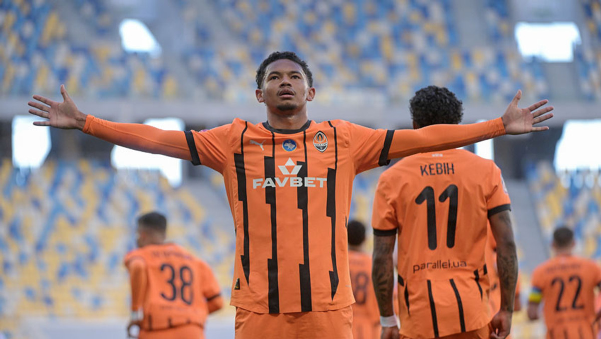 Эгиналду празднует гол в ворота Динамо