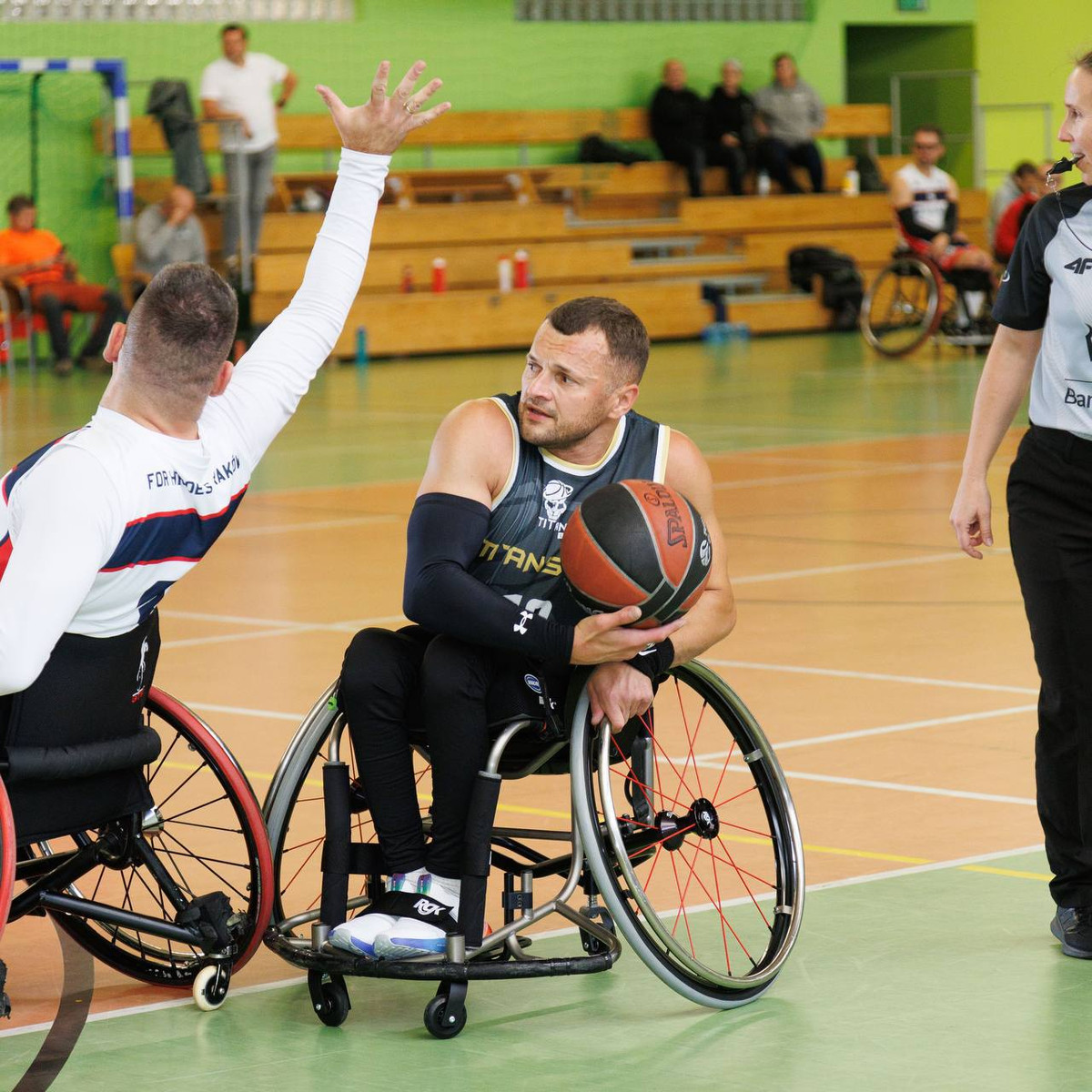 Павло Козак (з м'ячем)